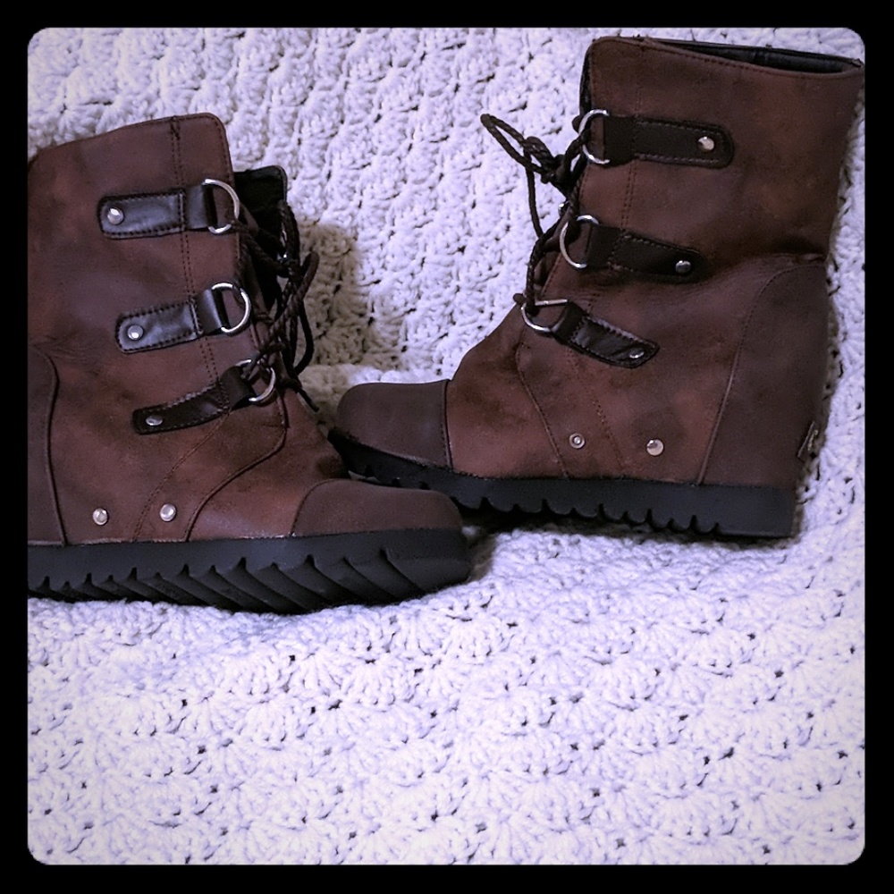 "Grill Black" Waterproof Mid Wedge boots